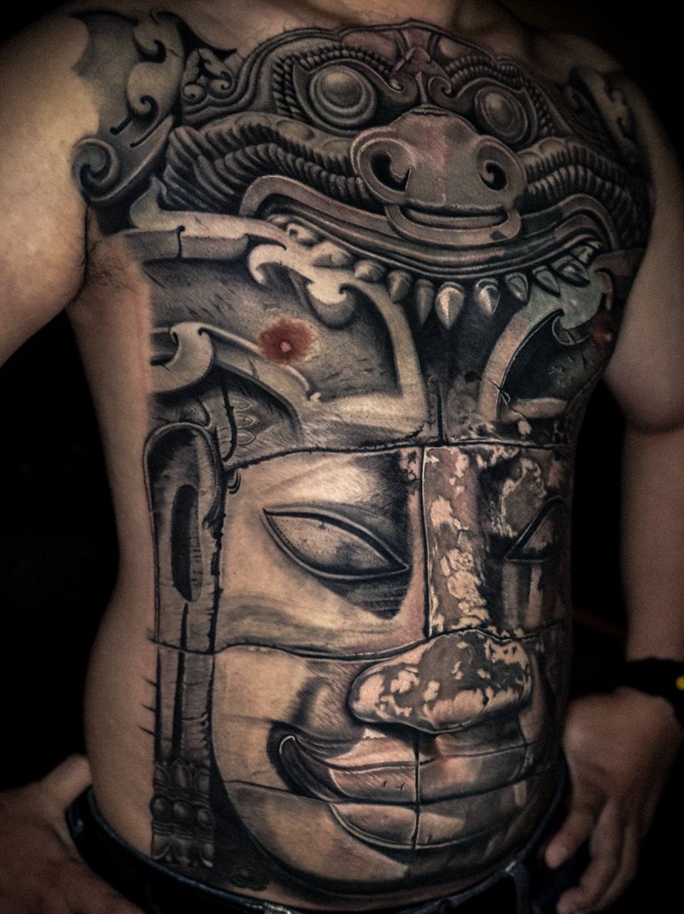 សាក់ពេញខាងមុខរូបរាហ៊ូ និងបាយ័ន — រូបភាពទី៣